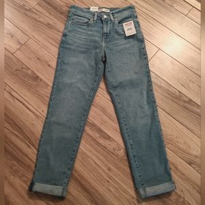 NWT Juniors/women's Signature Levi Strauss mid-rise boyfriend Jeans - Size 2
